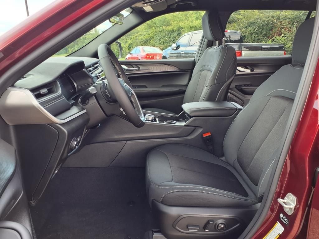 2025 Jeep Grand Cherokee GRAND CHEROKEE L LAREDO 4X4